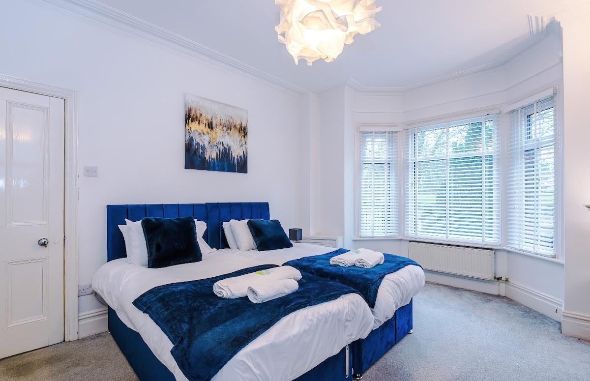 Walkden, Worsley 4 Bedroom House w/ Free Parking3