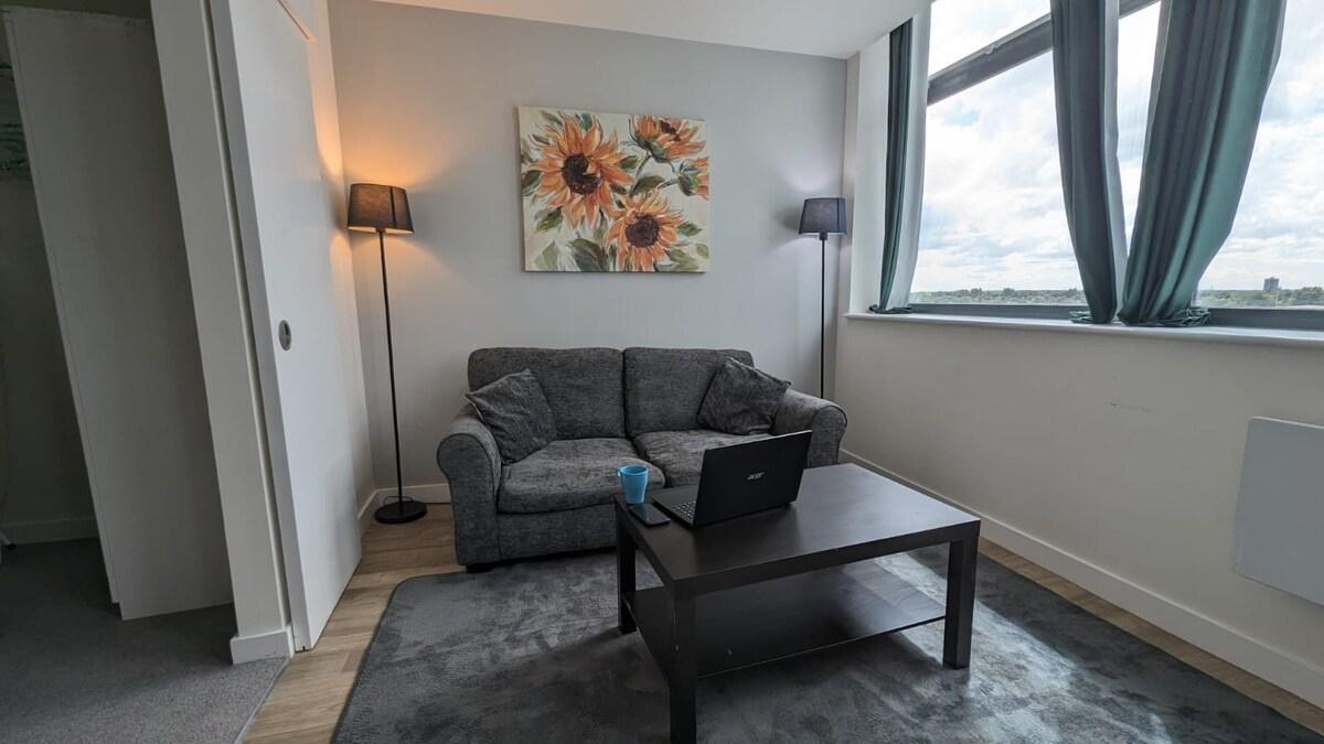 Lovely 1BR Penthouse near MCR Stadiums3
